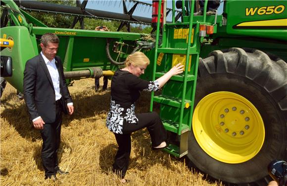 Predsjednica Grabar Kitarović na žetvi u Slavoniji