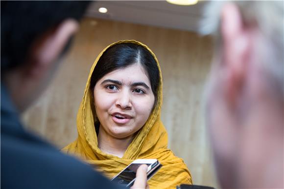 Malala političarima: Kupujte knjige, ne metke