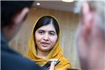 Malala političarima: Kupujte knjige, ne metke