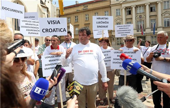 Prosvjedna akcija Visia Croatice ispred Vlade