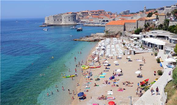 Kupači na plaži Banje u Dubrovniku