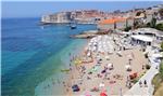 Kupači na plaži Banje u Dubrovniku