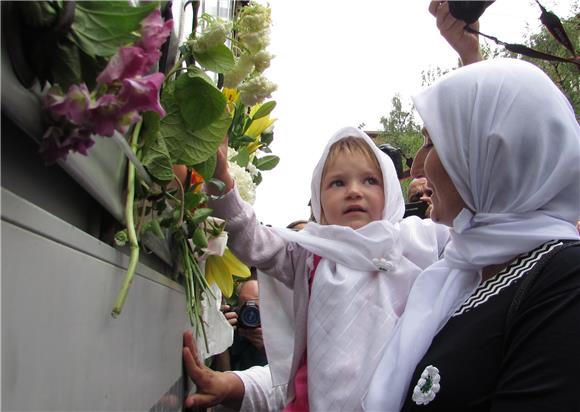 Posmrtni ostaci 136 ubijenih Bošnjaka ispraćeni u Srebrenicu