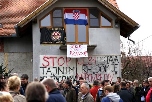 Uoči najavljene deložacije pred kućom obitelji Cvjetković okupilo se oko 150 ljudi 