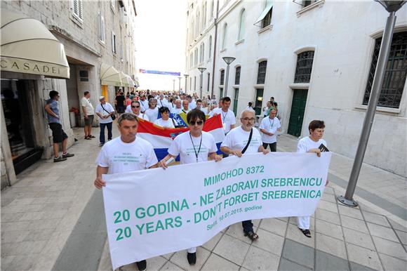 Split: Održan 'Mimohod 8372' u povodu dana sjećanja na žrtve Srebrenice