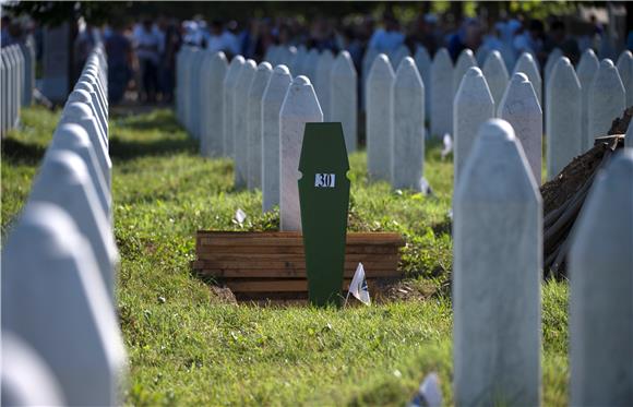 SREBRENICA Tisuće ljudi počele pristizati u Srebrenicu 