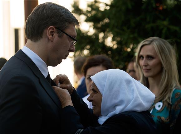 SREBRENICA Vučić stigao u Srebrenicu, majke ubijenih ga zamolile da "prizna činjenice" 