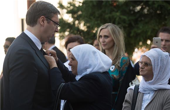 SREBRENICA Vučić stigao u Srebrenicu, majke ubijenih ga zamolile da "prizna činjenice" 