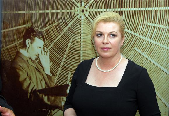 Predsjednica Grabar-Kitarović obišla Memorijalni centar 'Nikola Tesla' u Smiljanu