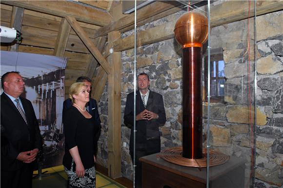 Predsjednica Grabar-Kitarović obišla Memorijalni centar 'Nikola Tesla' u Smiljanu