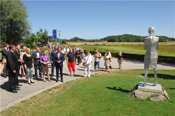 Predsjednica Grabar-Kitarović obišla Memorijalni centar 'Nikola Tesla' u Smiljanu