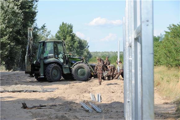 Mađarska planira do konca godine ograditi granicu prema Srbiji