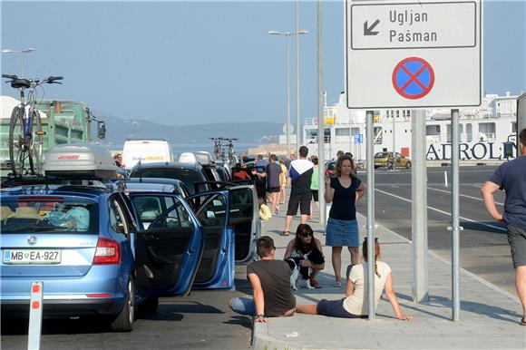 Turisti u trajektnoj luci Gaženica