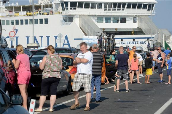 Turisti u trajektnoj luci Gaženica