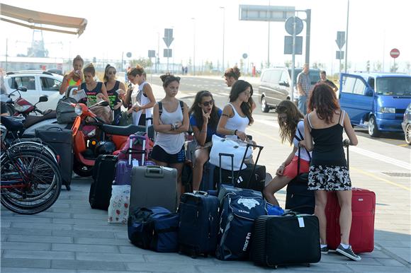 Turisti u trajektnoj luci Gaženica