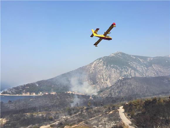 MORH: Zračne snage gase požare na Korčuli i Pelješcu