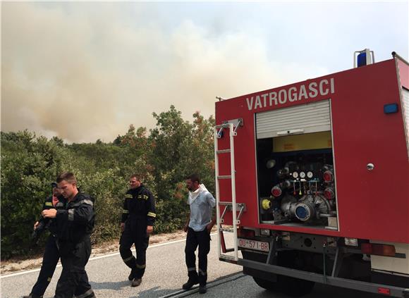 Požar na Pelješcu: zatvorena cesta u Ponikvama