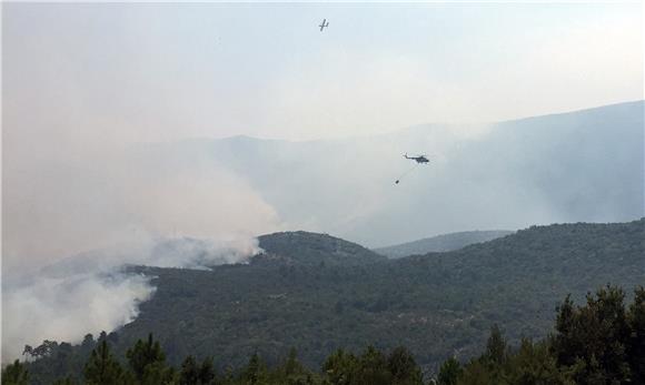 Pelješac: požar stigao do kuća u zaseoku Zabrđe