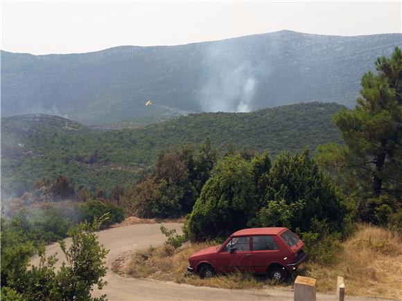 Kanderi nastavili gašenje na Peljšcu, helikopter prevozi vatrogasce na Korčulu 