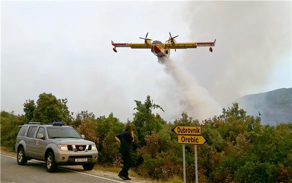 Pelješac: cesta obranjena, vatrene fronte prijete Ponikvama i Brijesti