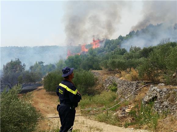 Pelješcu na traženje vatrogasaca isključena struja