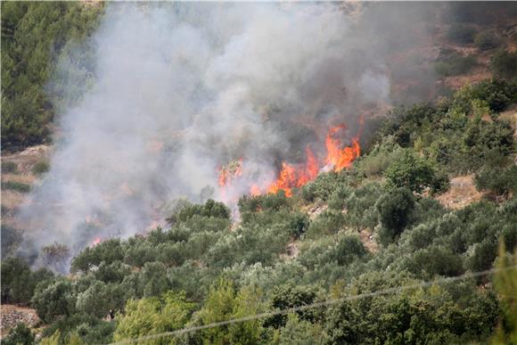 Pelješcu vraćena struja, vatrogasci se bore na dvije fronte