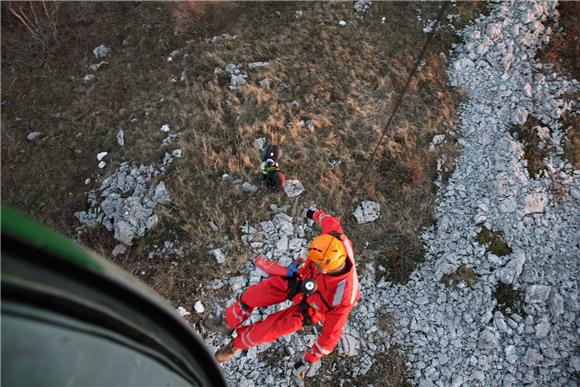 Crna Gora: Na Orjenu spašen dubrovački paraglajder