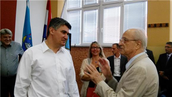 Premijer Milanović nazočio svečanoj sjednici Općinskog vijeća Dobrinja 