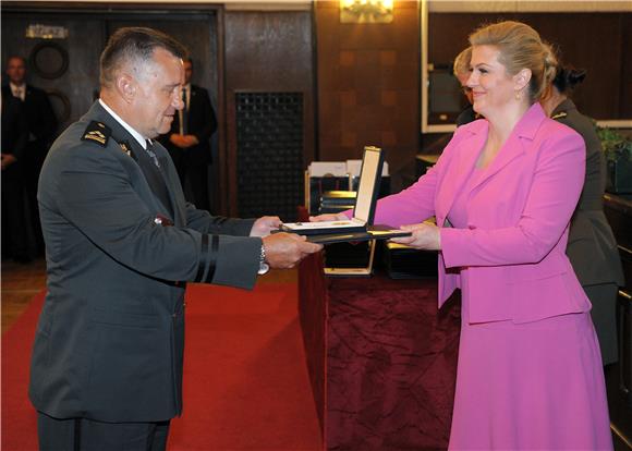 President awards members of armed forces