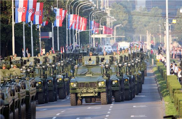 PROSLAVA OLUJE Zagrebom prošli mehanizirano-motorizirani oklopni postroji 