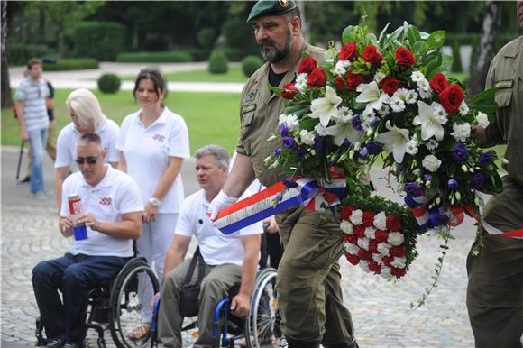 Branitelji položili vijence na Zid boli