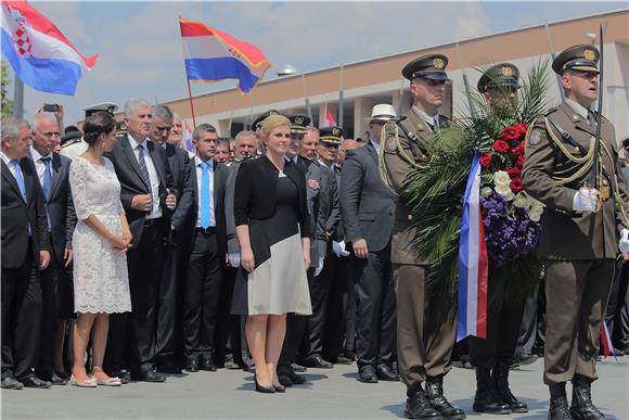 PROSLAVA OLUJE - Predsjednica položila vijenac na spomenik pobjede Oluja '95