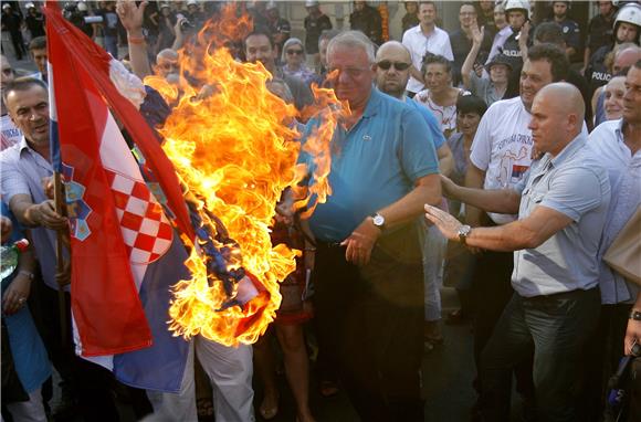 Beograd: Vojislav Šešelj zapalio hrvatsku zastavu ispred hrvatskog veleposlanstva