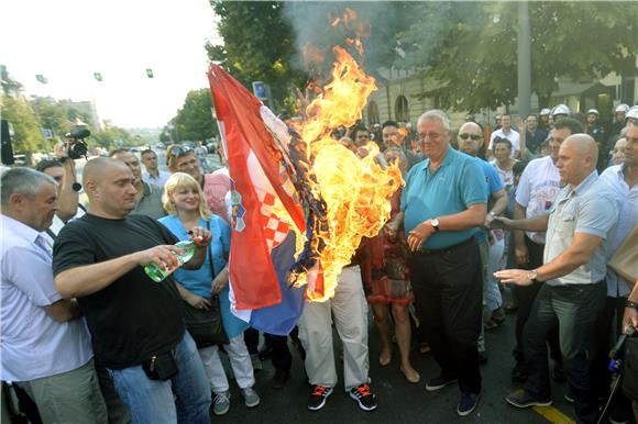 Beograd: Vojislav Šešelj zapalio hrvatsku zastavu ispred hrvatskog veleposlanstva