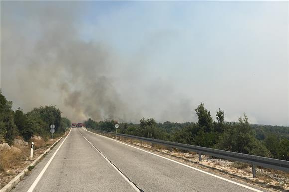 Iznenadna kiša ugasila požar i pomogla nemoćnim vatrogascima kod Trebinja