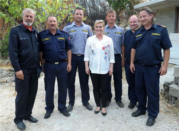 Predsjednica Grabar-Kitarović obišla opožarena područja na Korčuli i Pelješcu