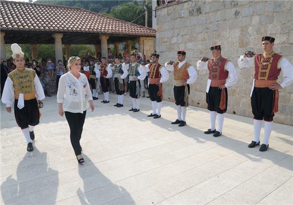 Predsjednica Grabar-Kitarović obišla opožarena područja na Korčuli i Pelješcu