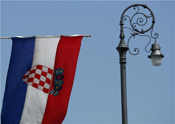 Vinkovci: zapaljena hrvatska zastava