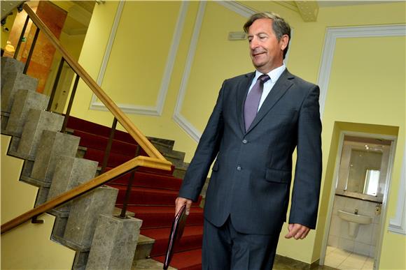 Erjavec tvrdi da je arbitražni postupak nemoguće zaustaviti