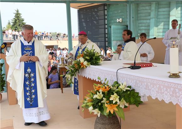 Misno slavlje u marijanskom svetištu Gospe od Utočišta u Aljmašu 15.08.2015.