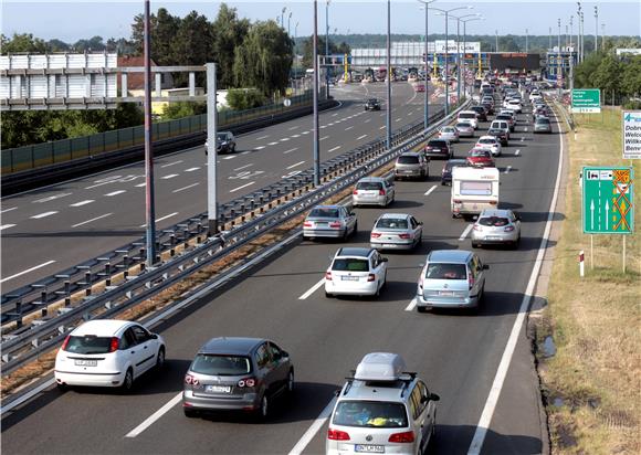 Na većini autocesta više vozila i naplaćeno više cestarina