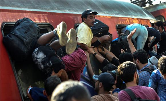 Macedonia asks for more trains to transport refugees