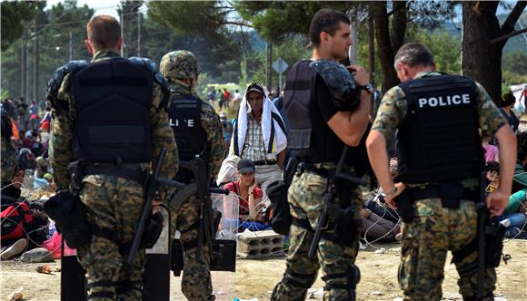 Macedonian police push migrants back from border