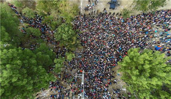 Growing number of refugees building on Greek-Macedonian border