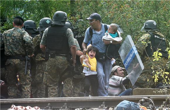 Migrants break through police cordon on Macedonian border