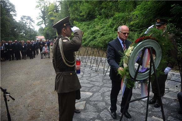 State officials lay wreaths for victims of totalitarian regimes