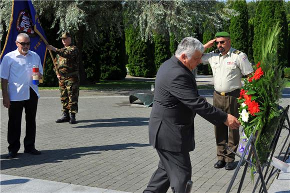 Vukovar: Polaganjem vijenaca na Memorijalnom groblju obilježen 'Dan vukovarskih branitelja'