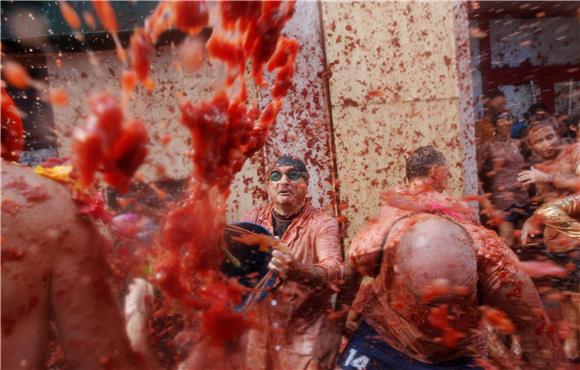 SPAIN CUSTOMS TOMATINA