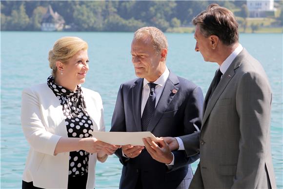 Croatian and Slovenian presidents hand letter to European Council president