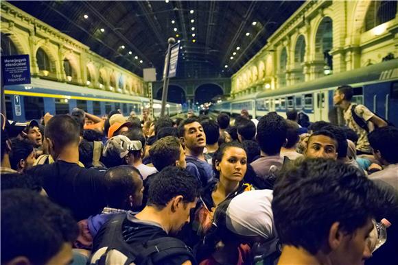 Budimpešta: Zatvoren kolodvor Keleti, stotine izbjeglica čekaju